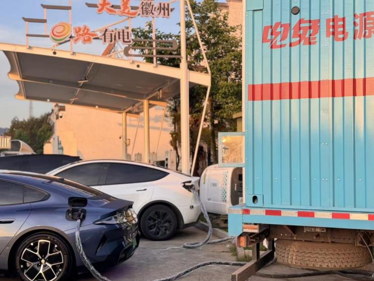 休宁服务区在高峰时段启用移动补能车，大幅提升服务保障能力。