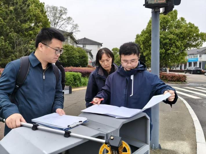 燃氣工作人員現場分析初步接入方案。