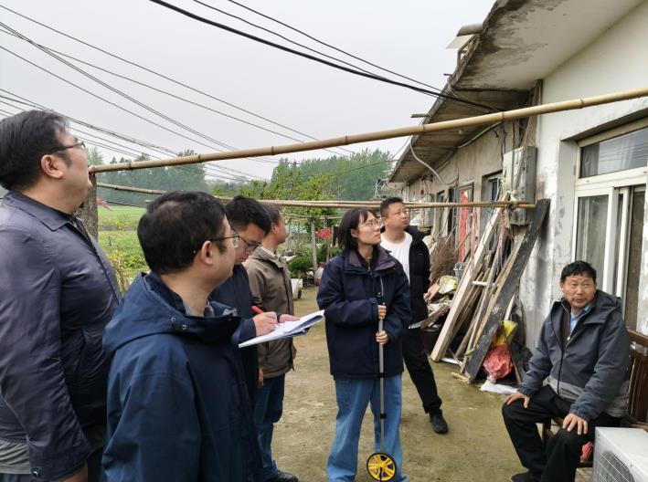 燃氣工作人員前往部分居民家中查看廚房情況。