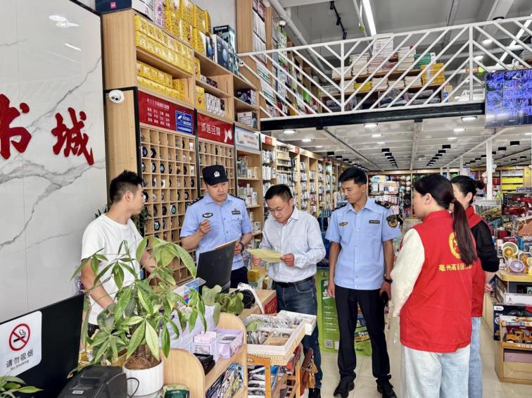 “掃黃打非”工作小組在書城排查風險隱患。亳州高新區供圖