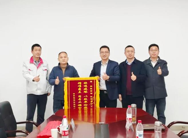我们向移动的同志赠送锦旗，表示感谢。安徽移动供图
