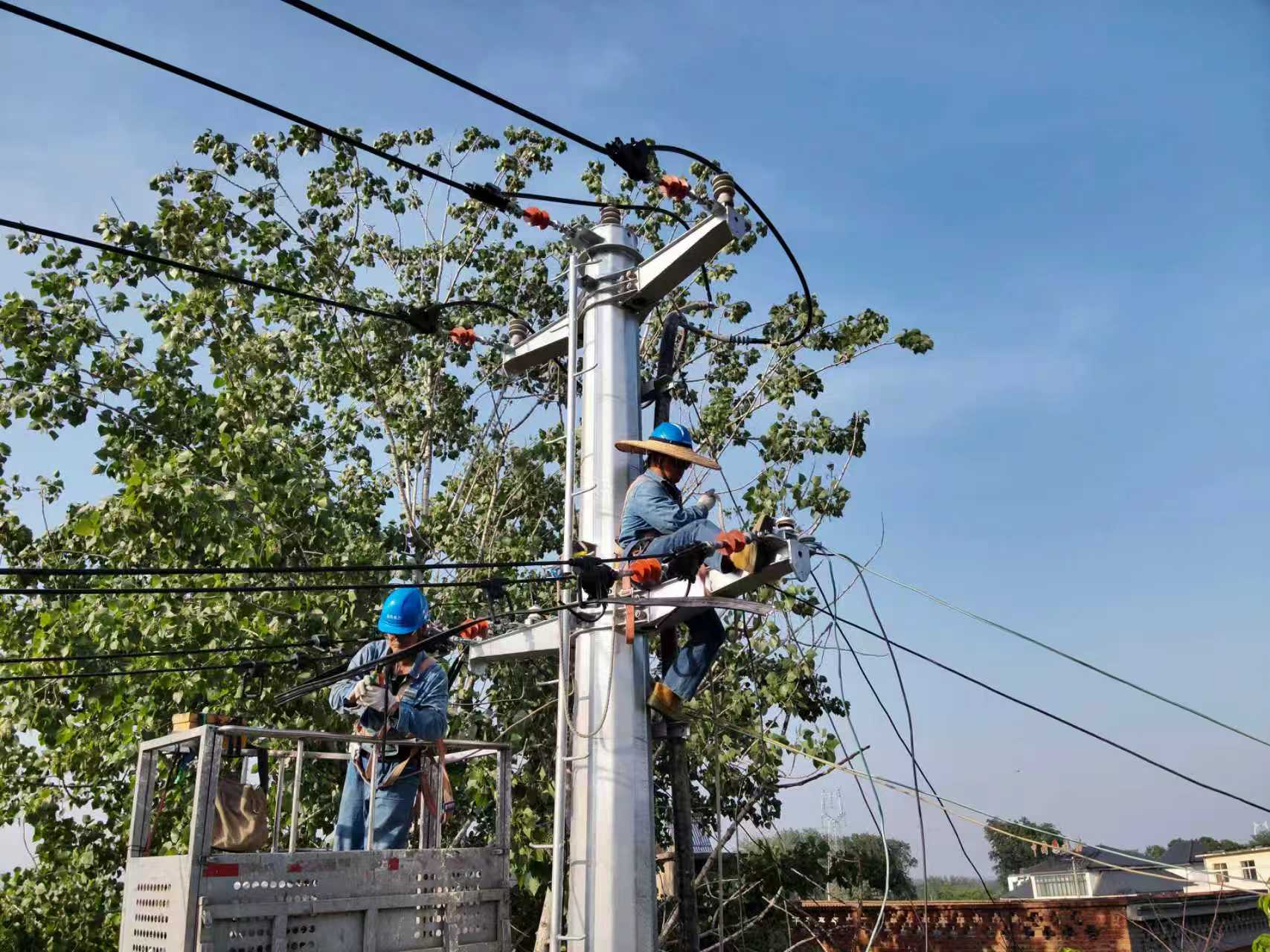 2026年5月10日，在安徽省亳州市渦陽縣楚店街道鎮北村，電力工人正在進行農村供電設施檢修維護，保障群眾生產生活用電需求。