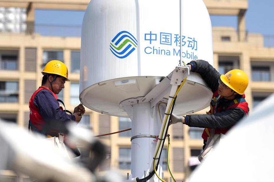 技术人员在4G卫星超级基站调试设备。安徽移动供图