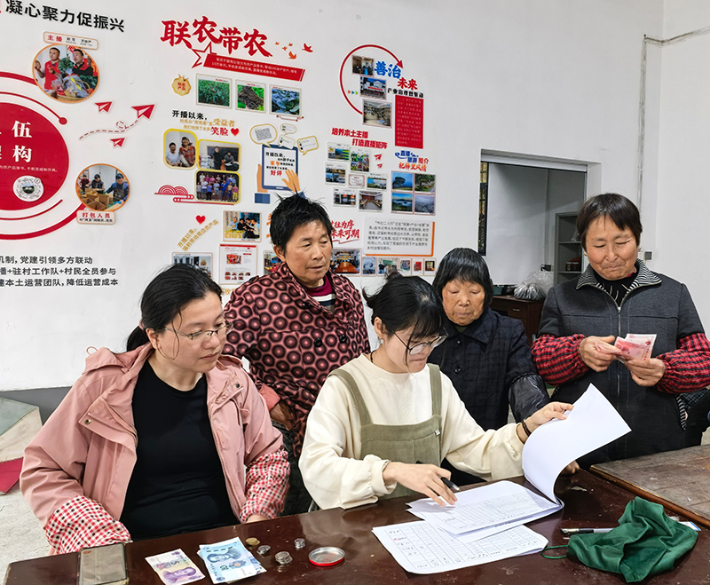 助农直播间结算日，村民们排队领钱笑开颜。歙县县委宣传部供图