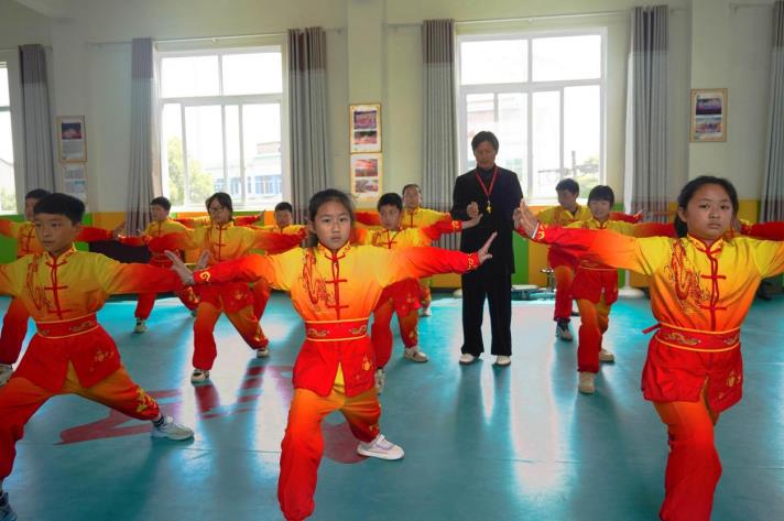 非遗代表性传承人周建付指导学生们练习东乡武术。