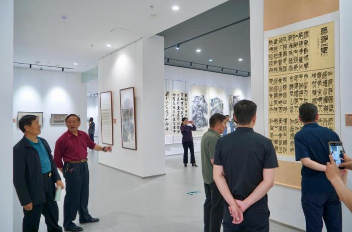 市民觀看書畫展。