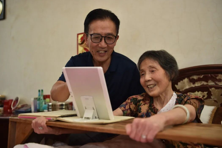 杨霞先与妻子穆士芝