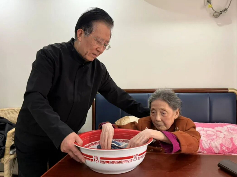 杨霞先与妻子穆士芝