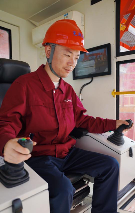 蕪湖港務有限責任公司岸橋司機何正驊。