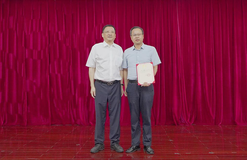 校長熊健為余景兵頒發聘書。