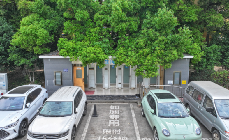 怀宁路与袁店路交口东南角的“如厕专用限时停车位”。
