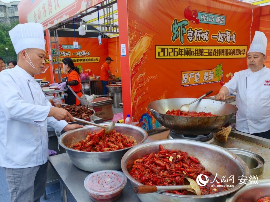 活动现场炒龙虾。人民网 丁纪摄