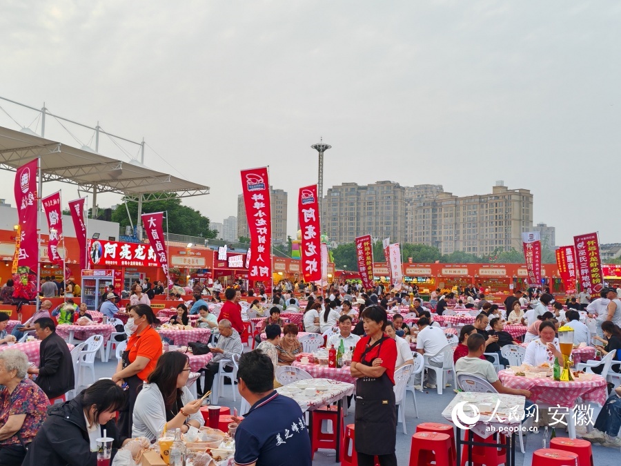 前来吃龙虾的游客。人民网 丁纪摄
