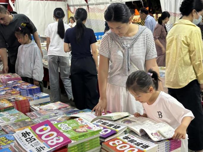 讀者在馬鞍山新書書店流動書市現場選書。