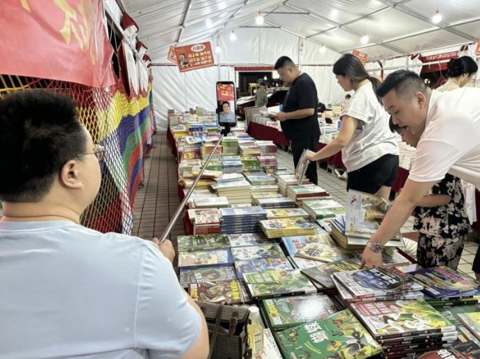 馬鞍山書店員工在書市現場開展直播。