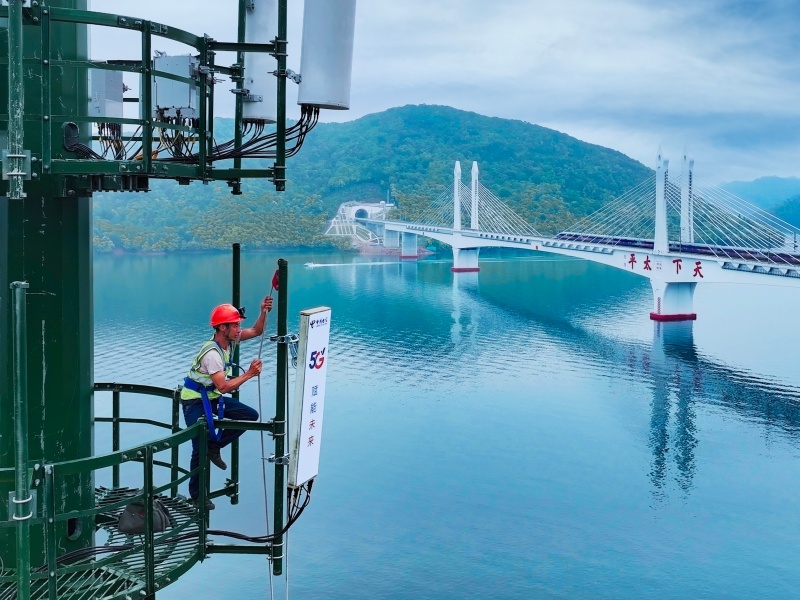 為方便八方賓朋暢游詩畫“大黃山”，中國電信黃山分公司集中優勢資源投入池黃高鐵5G網絡建設，目前已實現池黃高鐵全線5G網絡高質量覆蓋，可全力保障高鐵網絡感知最優。