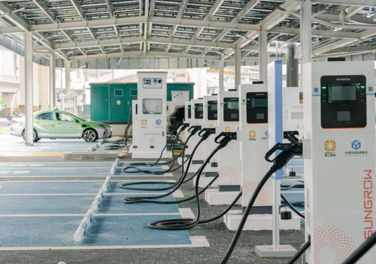 充電站內規劃總車位198個，其中專用充電車位98個。