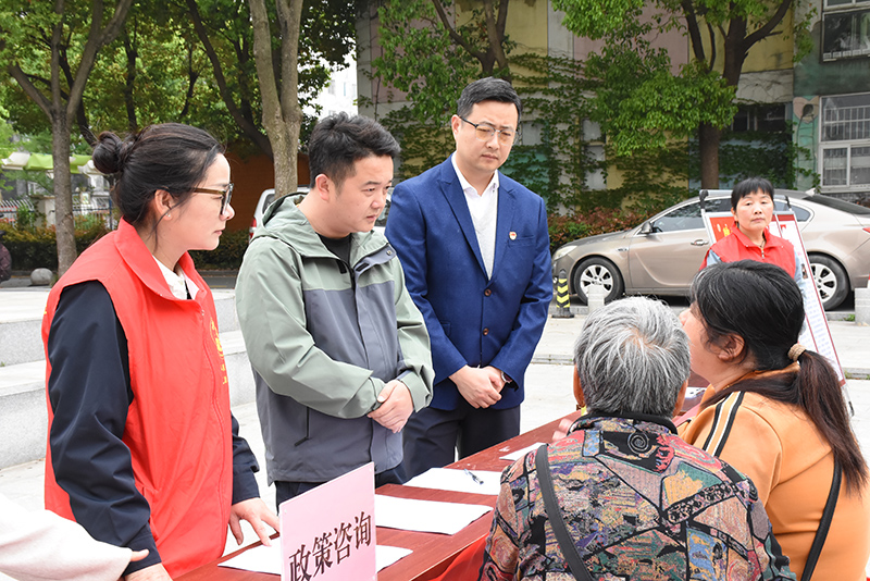 政策咨询送到居民家门口。弋江区委宣传部供图