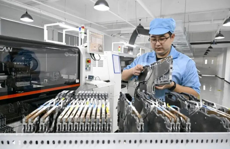 瑞控信技術人員正在對用於航天激光通訊領域的精密器材快反鏡進行堆料 趙明 攝