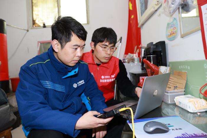 装维人员化身故障侦探，排查连接故障，让用户重新顺畅上网。安徽移动供图