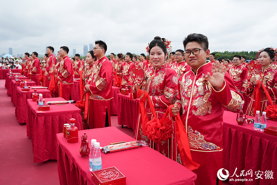 5月20日当天，260对新人在合肥举办集体婚礼。人民网记者 苗子健摄 