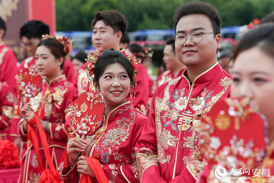 5月20日当天，260对新人在合肥举办集体婚礼。人民网记者 苗子健摄 