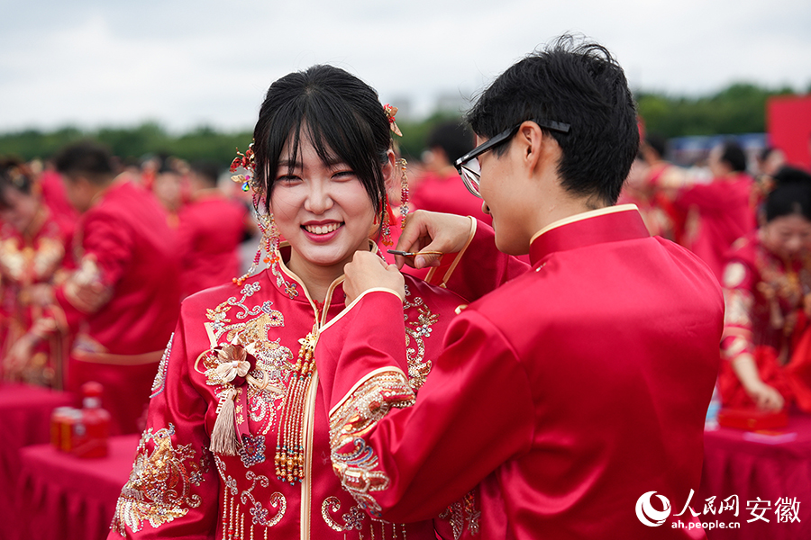 5月20日当天，260对新人在合肥举办集体婚礼。人民网记者 苗子健摄 