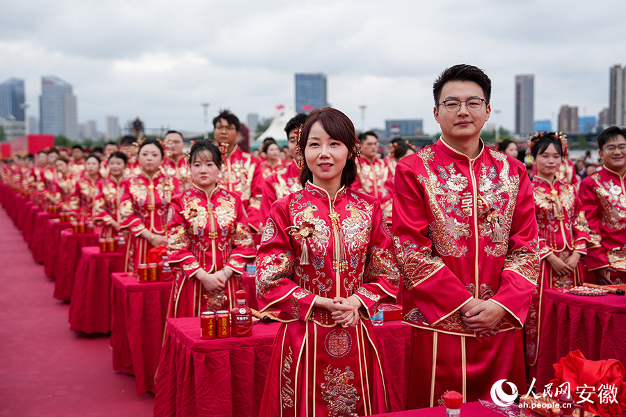 5月20日当天，260对新人在合肥举办集体婚礼。人民网记者 苗子健摄 