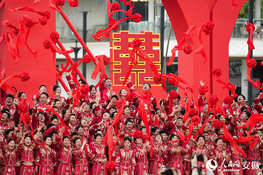 5月20日当天，260对新人在合肥举办集体婚礼。人民网记者 苗子健摄 