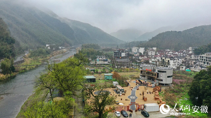 汀溪河畔，俯瞰“跳進油罐村咖”。人民网记者 张俊摄