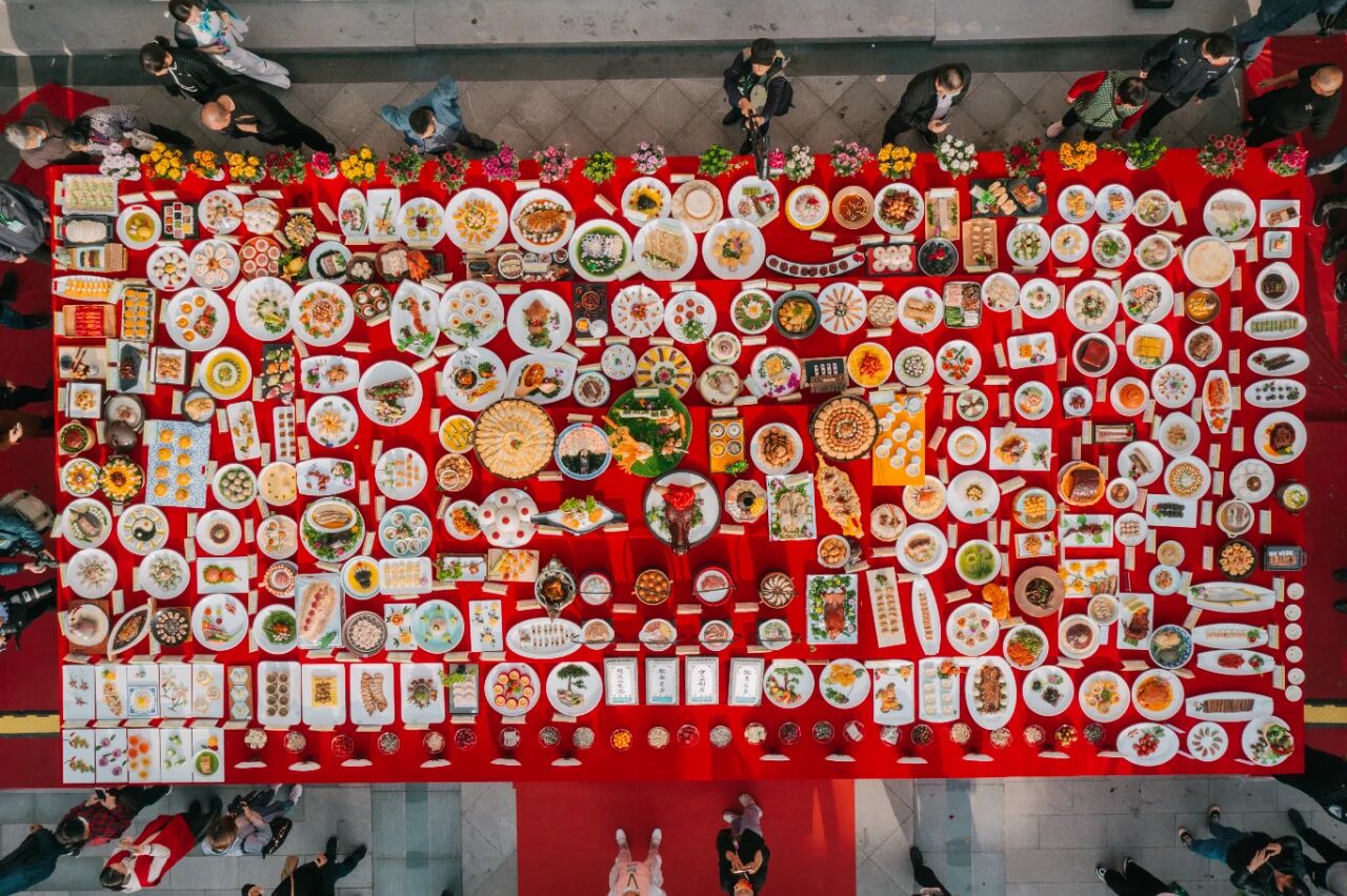 琳琅满目的徽菜美食。宣城市文化和旅游局供图