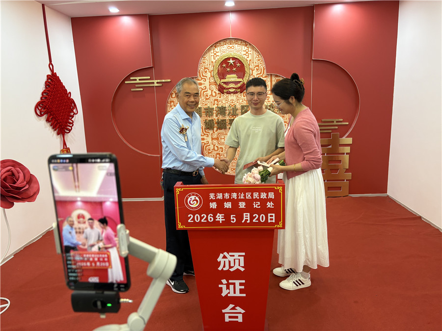 “中國好人”楊良金為新人頒証。