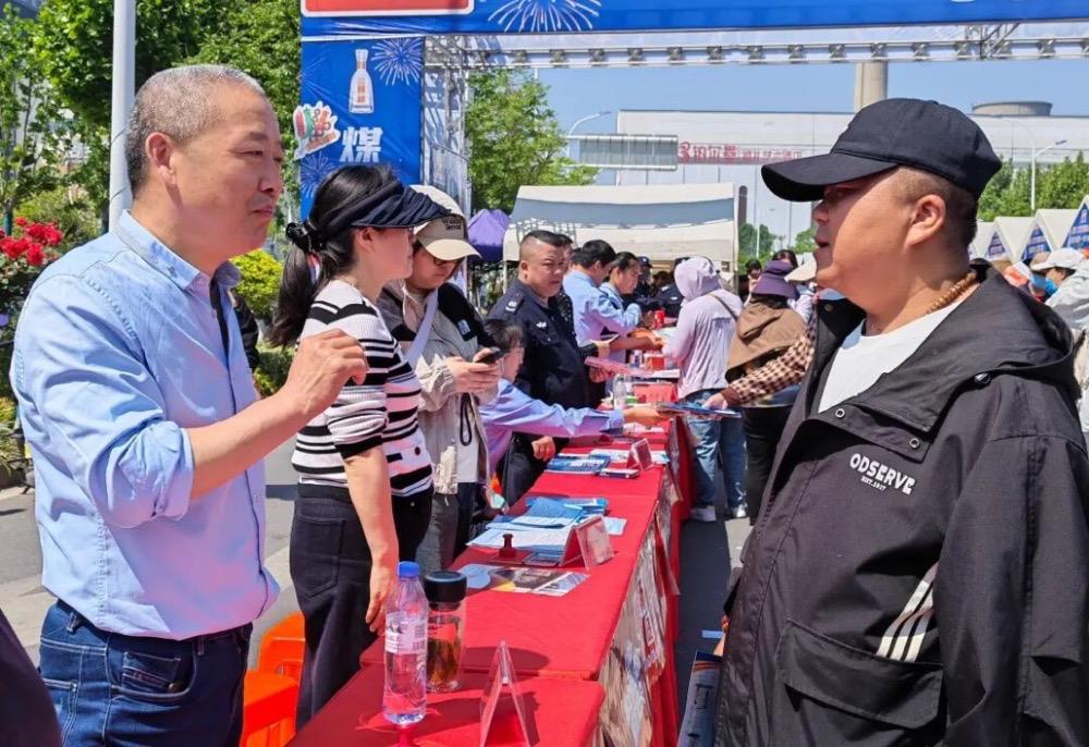 相山區物管中心現場解答群眾咨詢。淮北市委宣傳部供圖