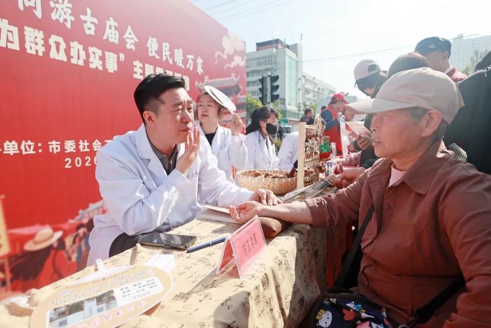 “我為群眾辦實事”主題黨日活動義診現場。淮北市委宣傳部供圖
