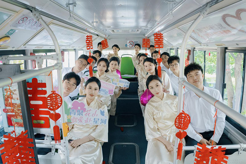 新人坐上“520號”公交婚車。