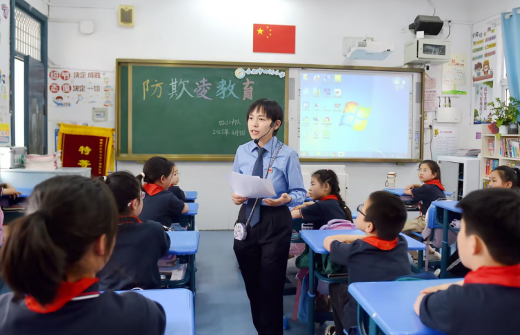 柴雙走進校園開展防欺凌教育。圖片由受訪者提供