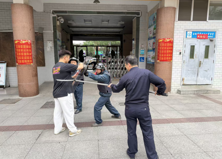 章勁鬆在校園指導安保人員開展實戰演練。圖片由受訪者提供