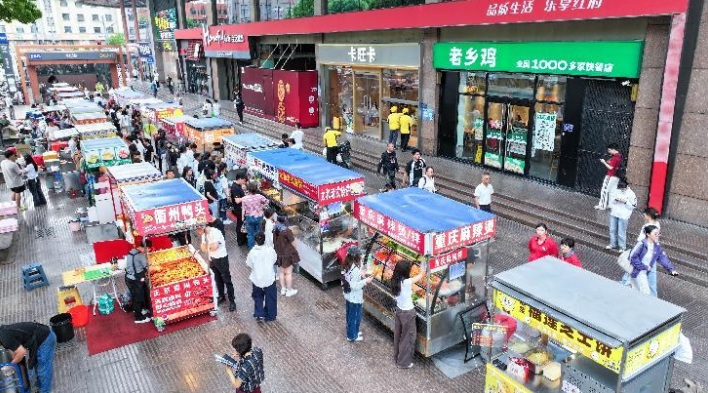 環球金融廣場臨時攤點群整潔有序。