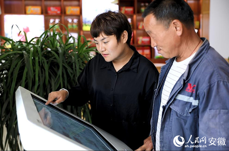 当地使用数字化设备进行数字化改革。人民网记者 吕欢欢摄