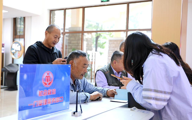 工作人员正为市民进行数字化业务办理。淮北市委宣传部供图