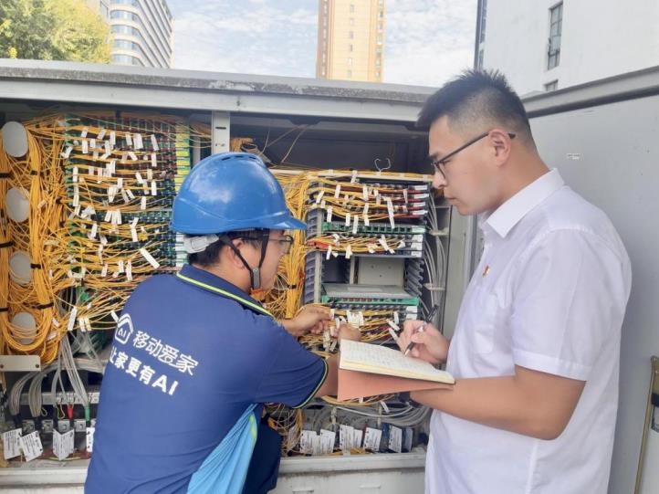 王澳门正在检修网络线路。安徽移动供图