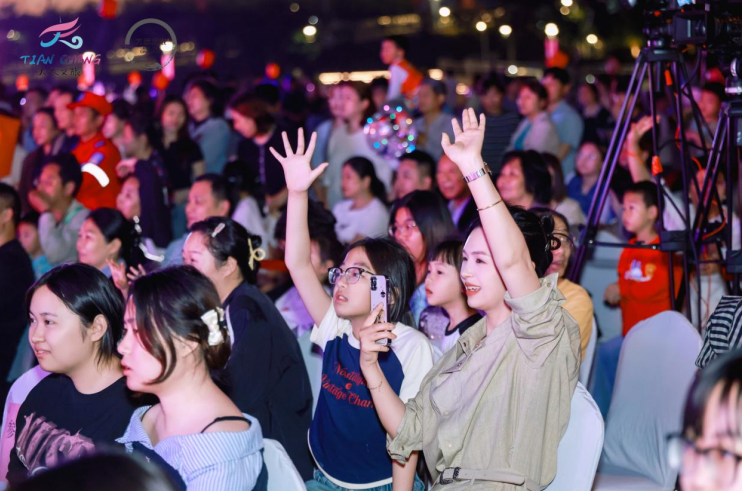 现场观众热情洋溢。张良辉摄