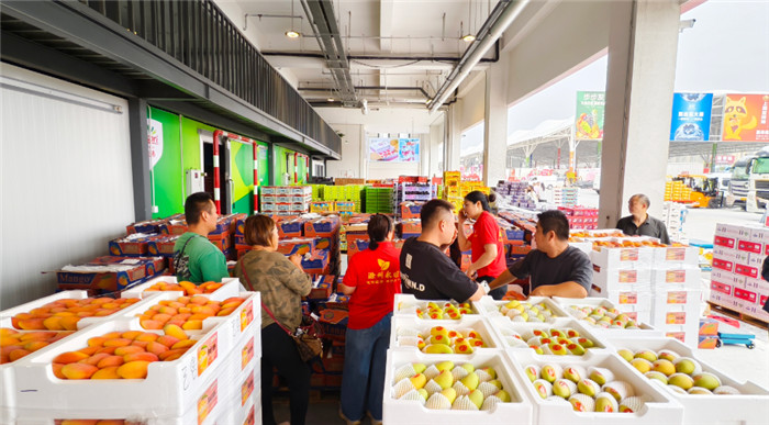 市场内货品充足，商户与采购商洽谈购销。李邦军 摄