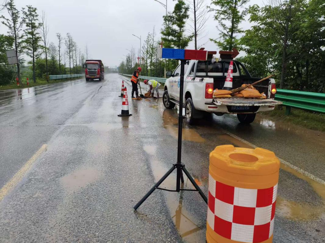 蕪湖交通運輸部門處理路面積水。蕪湖市交通運輸局供圖