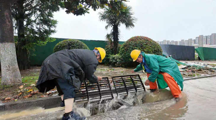 及時疏通排水管道防內澇。明光市融媒體中心供圖