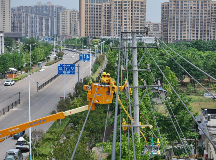 電力員工正在進行配網技改升級作業。張闖攝