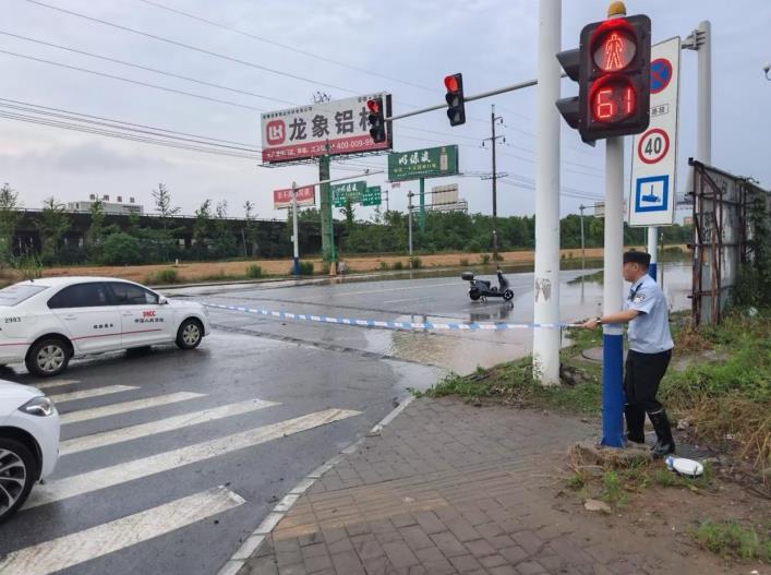 池州市分公司聯合交警布設警戒防線。