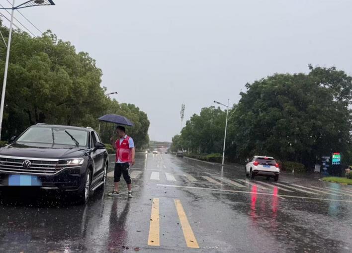 安慶市分公司理賠人員在涉水路段勸返車輛。
