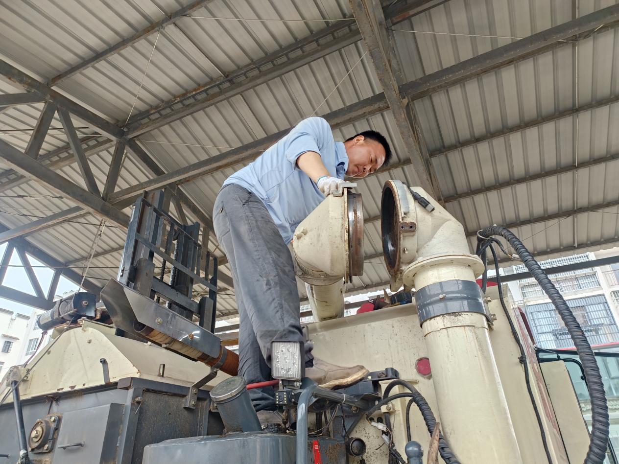 農機服務小分隊上門為農戶檢修農機。