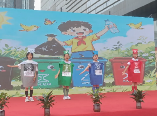 中小學生表演垃圾分類主題情景劇。
